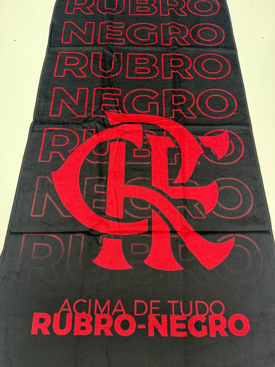 TOALHA ESTAMPADA OFICIAL FLAMENGO ACIMA DE TUDO RUBRO NEGRO