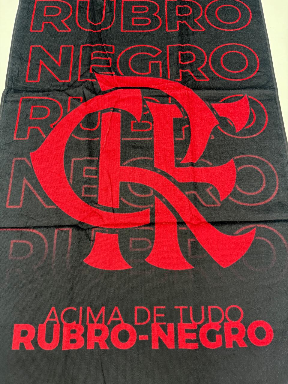 TOALHA ESTAMPADA OFICIAL FLAMENGO ACIMA DE TUDO RUBRO NEGRO